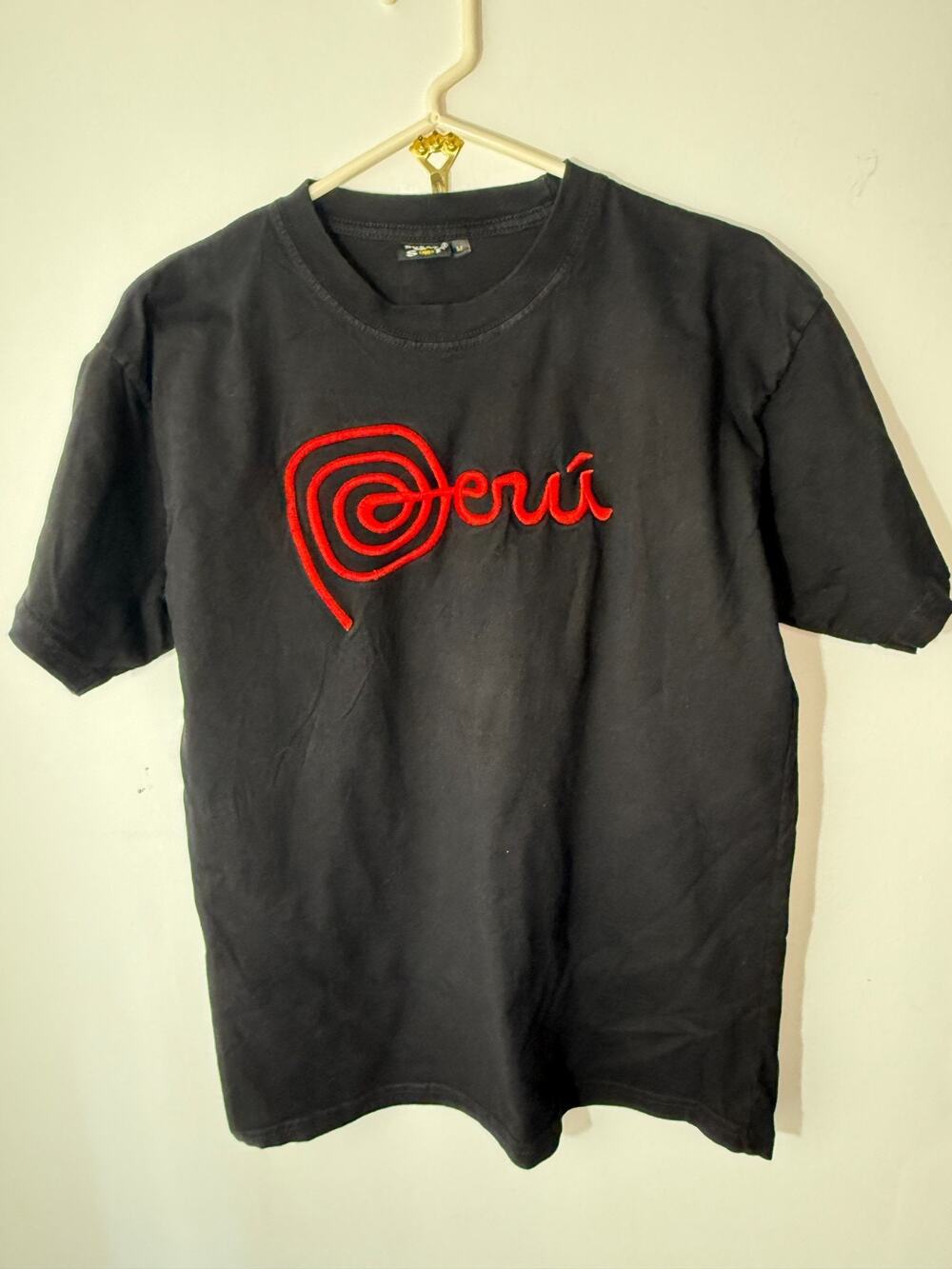 Peru Graphic T‑Shirt Men’s Medium Black Red Embroidered Souvenir Travel Tee